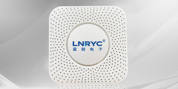 学校项目安装<i style='color:red'>空气环境质量探测器</i>